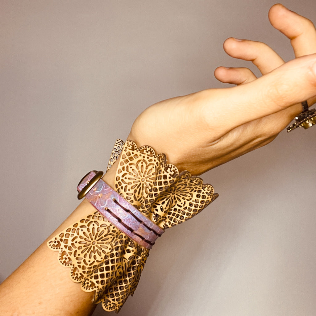 Leather lace bracelet with decorated strap and embossed gears - brass-plated iron buckle, Victorian steampunk style