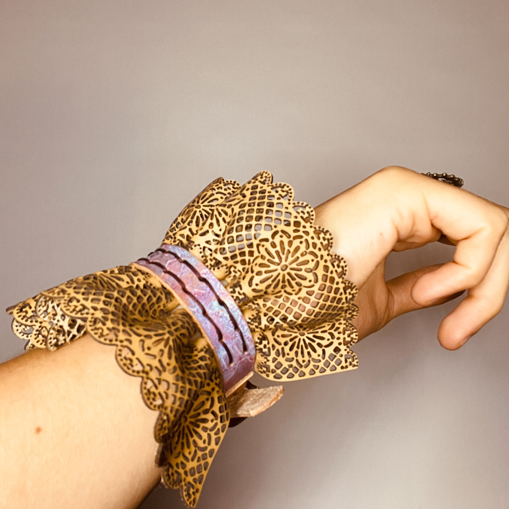 Leather lace bracelet with decorated strap and embossed gears - brass-plated iron buckle, Victorian steampunk style