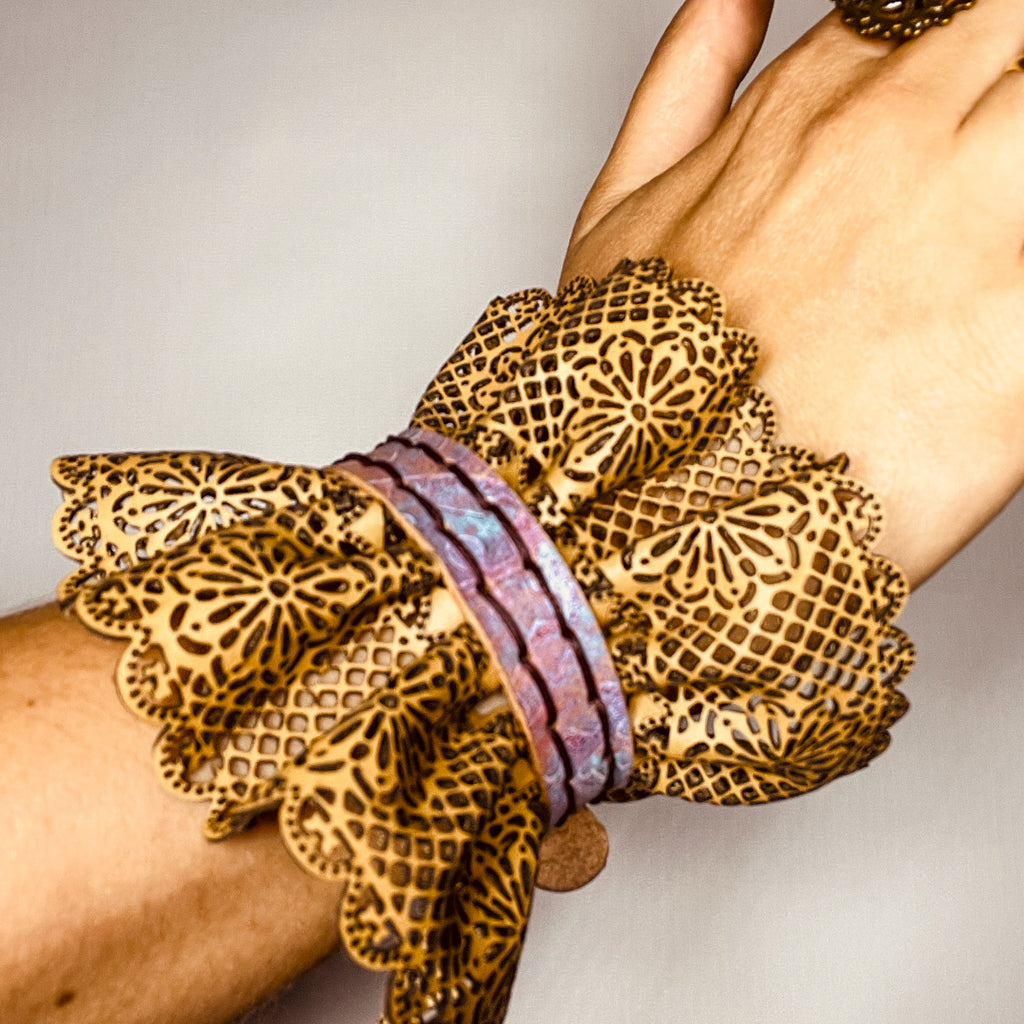 Leather lace bracelet with decorated strap and embossed gears - brass-plated iron buckle, Victorian steampunk style