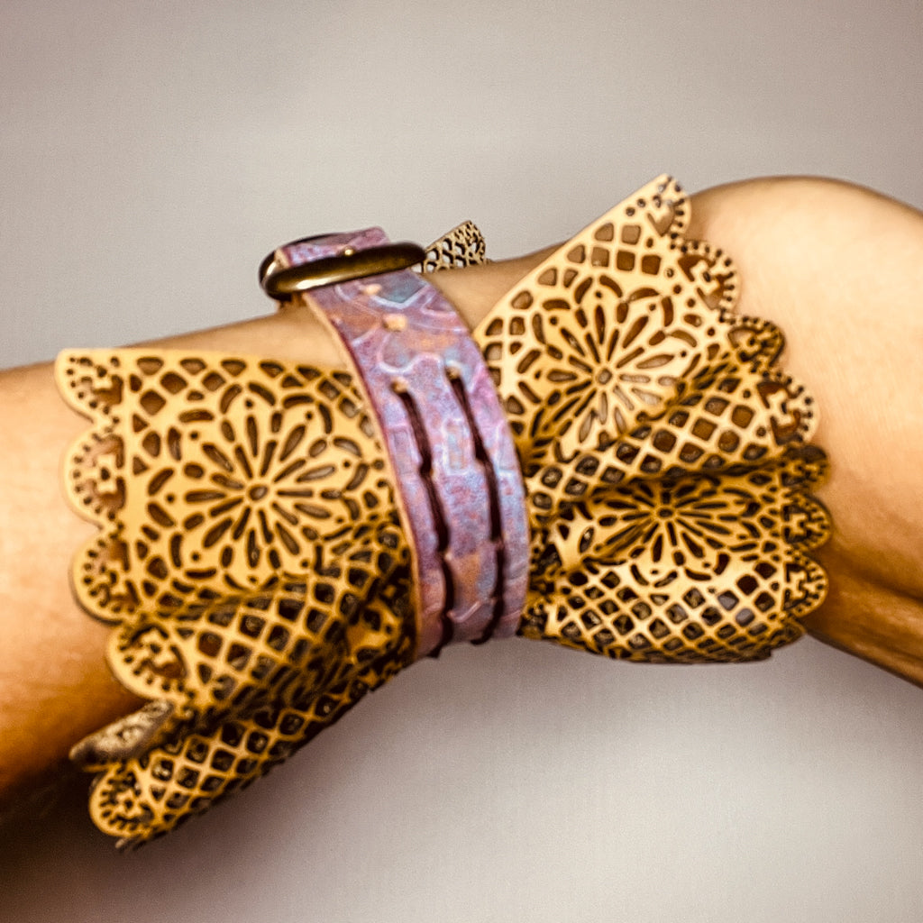 Leather lace bracelet with decorated strap and embossed gears - brass-plated iron buckle, Victorian steampunk style