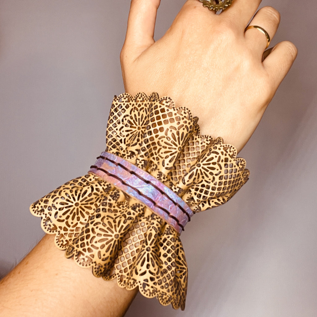 Leather lace bracelet with decorated strap and embossed gears - brass-plated iron buckle, Victorian steampunk style